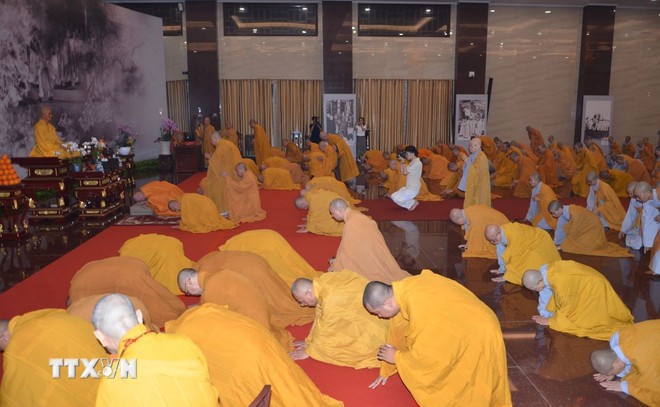 Tăng ni, phật tử thánh kính đảnh lễ Bồ Tát Thích Quảng Đức. (Ảnh: Linh Sơn/TTXVN)