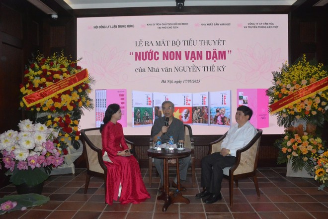 Buổi ra mắt sách có sự tham dự của nhiều chuyên gia nghiên cứu, văn nghệ sỹ. (Ảnh: Hoàng Hoàng/Vietnam+)
