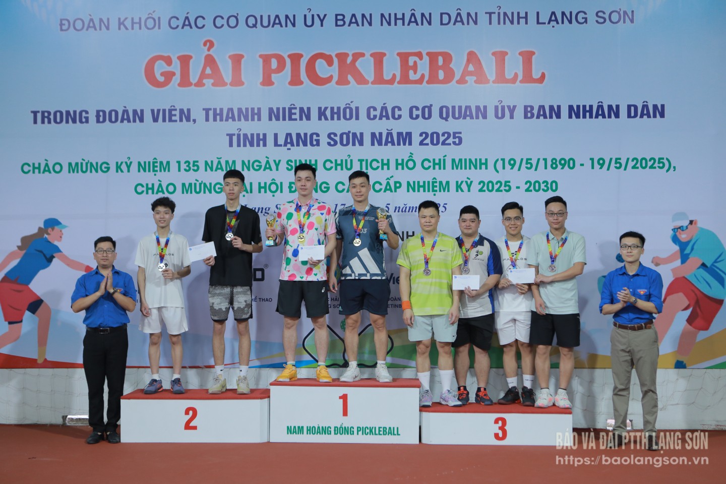 Ban Tổ chức trao giải cho các đội thi đấu xuất sắc ở nội dung đôi nam