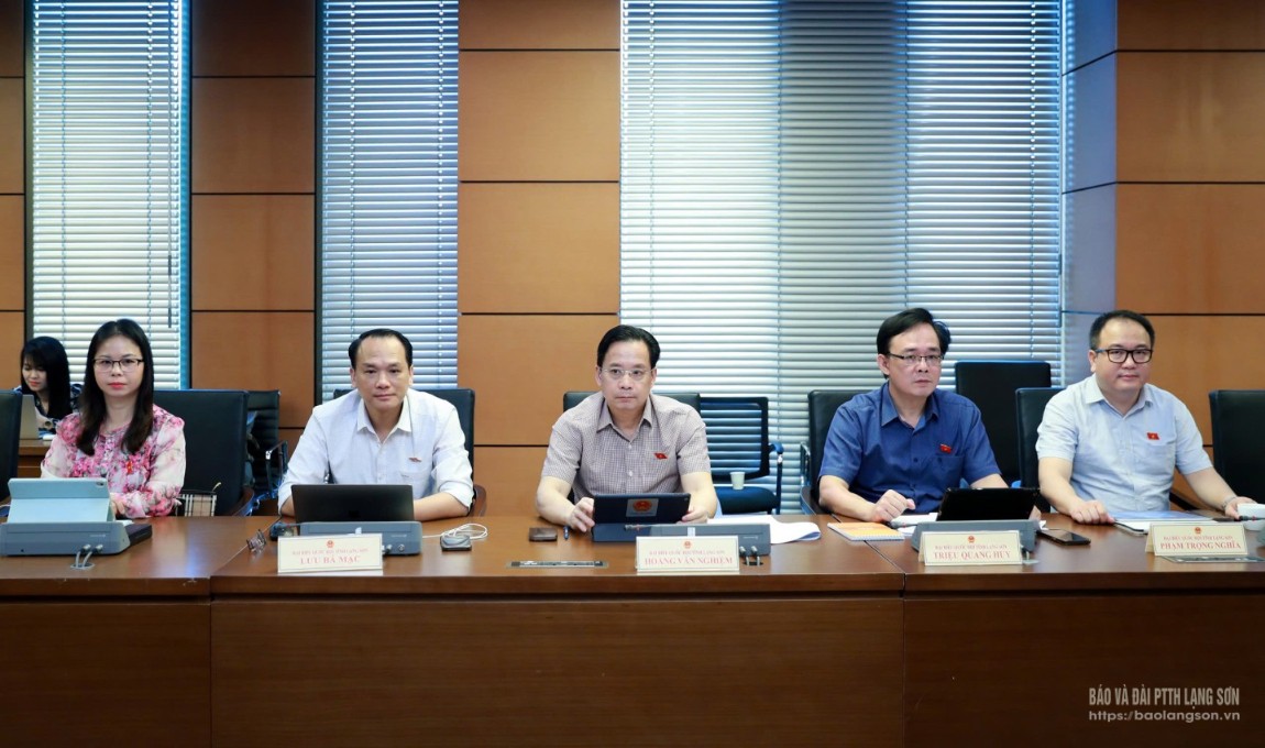 Đoàn ĐBQH tỉnh tham gia thảo luận ở tổ