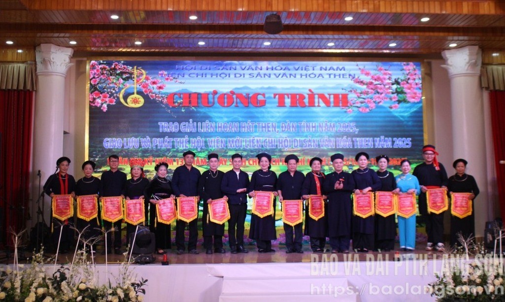 Đại diện Liên Chi hội DSVH Then trao cờ lưu niệm cho đại diện các chi hội trực thuộc và các CLB tham gia chương trình