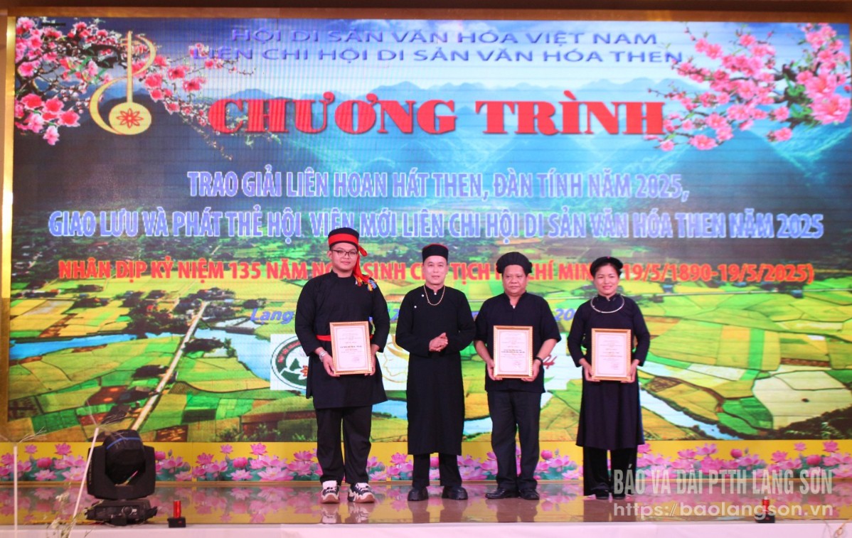 Đại diện Ban Tổ chức liên hoan trao giải chuyên đề cho đại diện các bài thi đạt giải