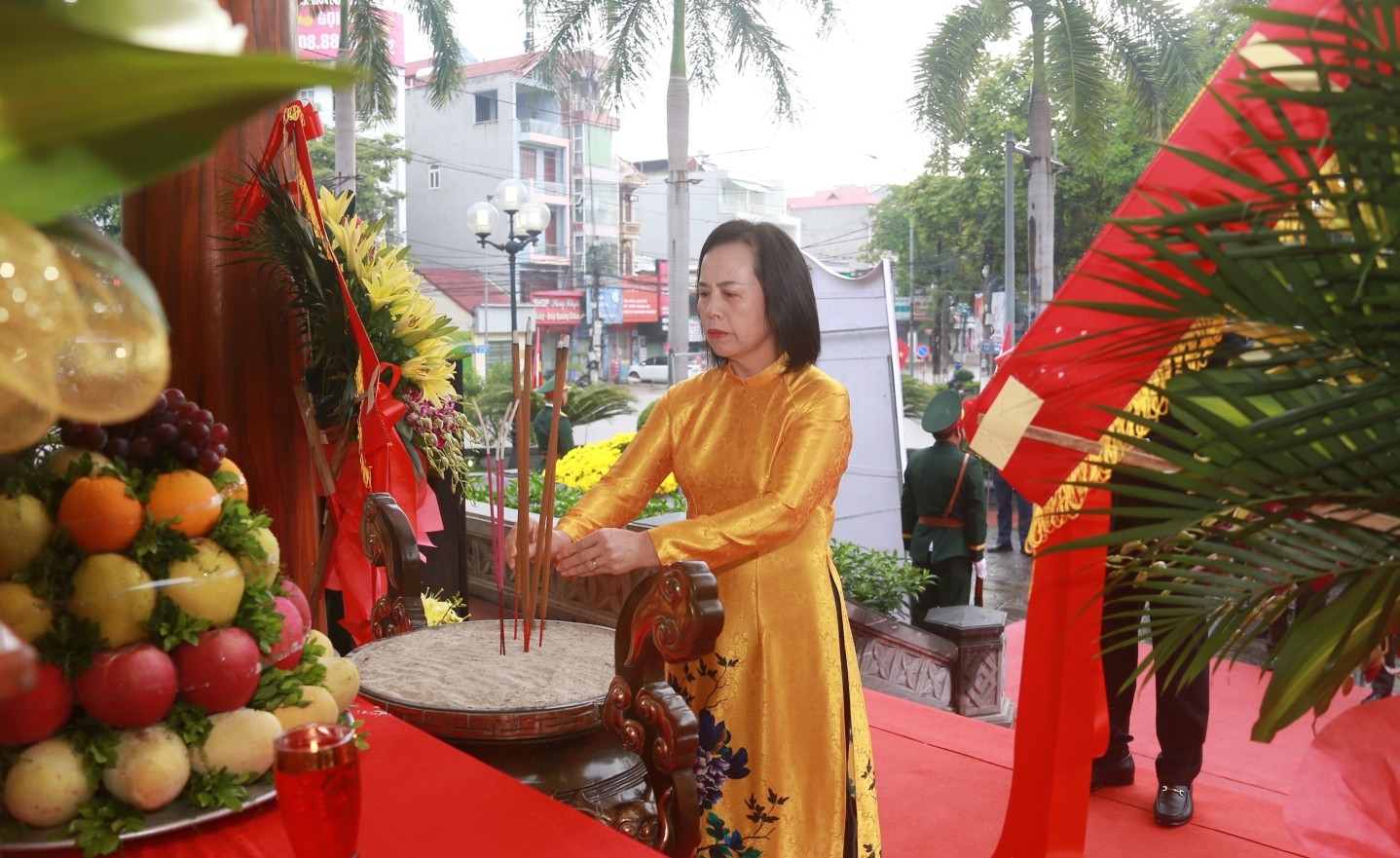 Đồng chí Đoàn Thị Hậu, Phó Bí thư Thường trực Tỉnh ủy, Chủ tịch HĐND tỉnh dâng hương tại Khuôn viên lưu niệm Chủ tịch Hồ Chí Minh