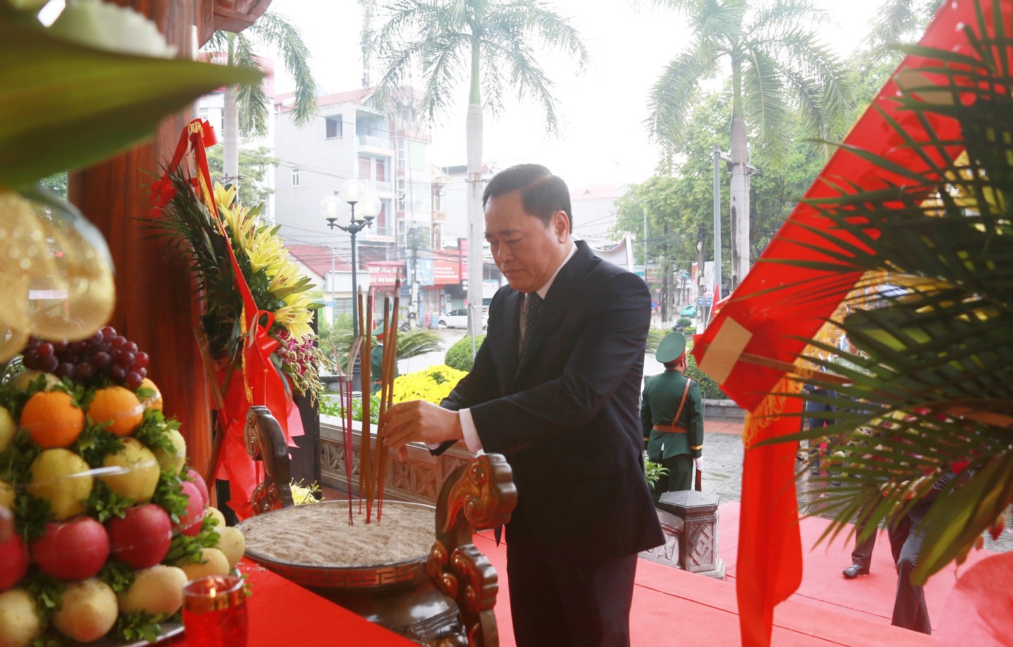 Đồng chí Hồ Tiến Thiệu, Phó Bí thư Tỉnh ủy, Chủ tịch UBND tỉnh dâng hương tại Khuôn viên lưu niệm Chủ tịch Hồ Chí Minh