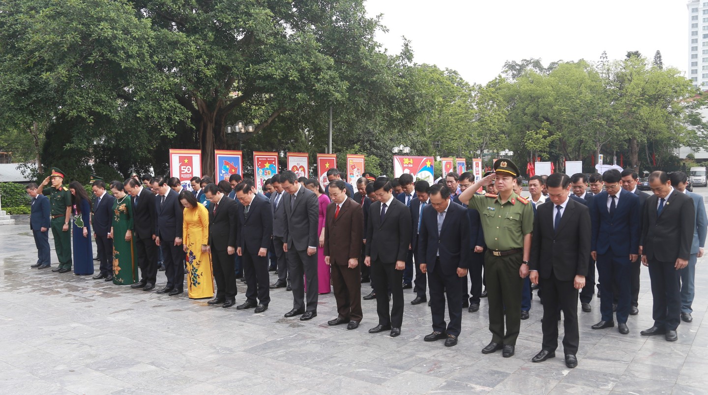 Đoàn đại biểu dâng hương, dâng hoa tại Tượng đài đồng chí Hoàng Văn Thụ