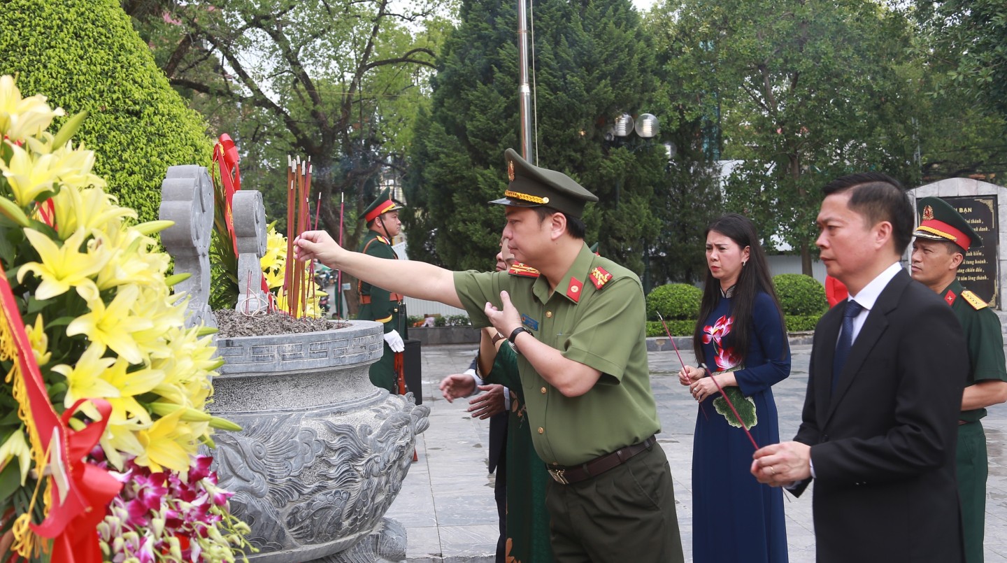 Các đại biểu dâng hương tại Tượng đài đồng chí Hoàng Văn Thụ