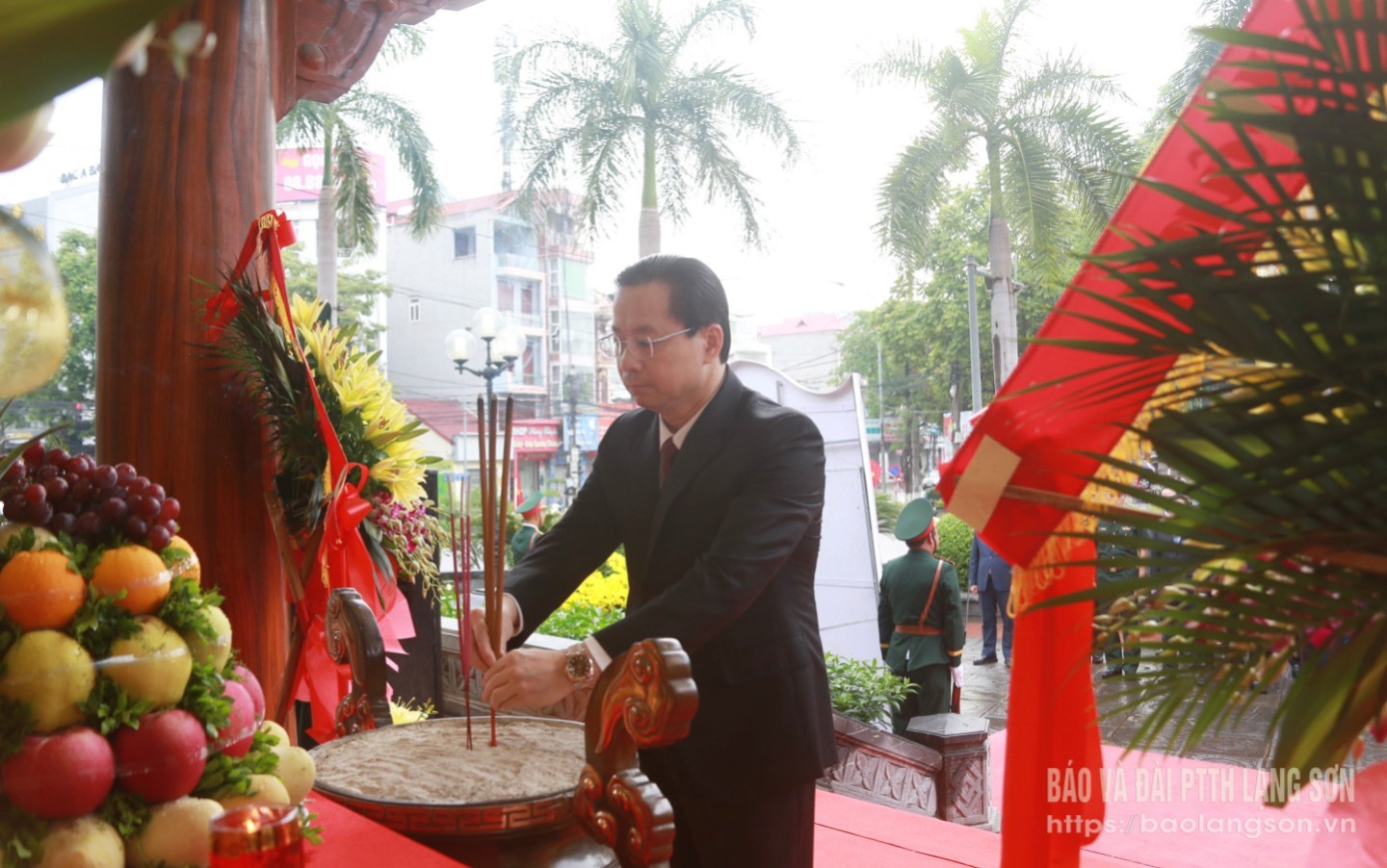 Đồng chí Hoàng Văn Nghiệm, Bí thư Tỉnh ủy, Trưởng Đoàn đại biểu Quốc hội tỉnh dâng hương tại Khuôn viên lưu niệm Chủ tịch Hồ Chí Minh