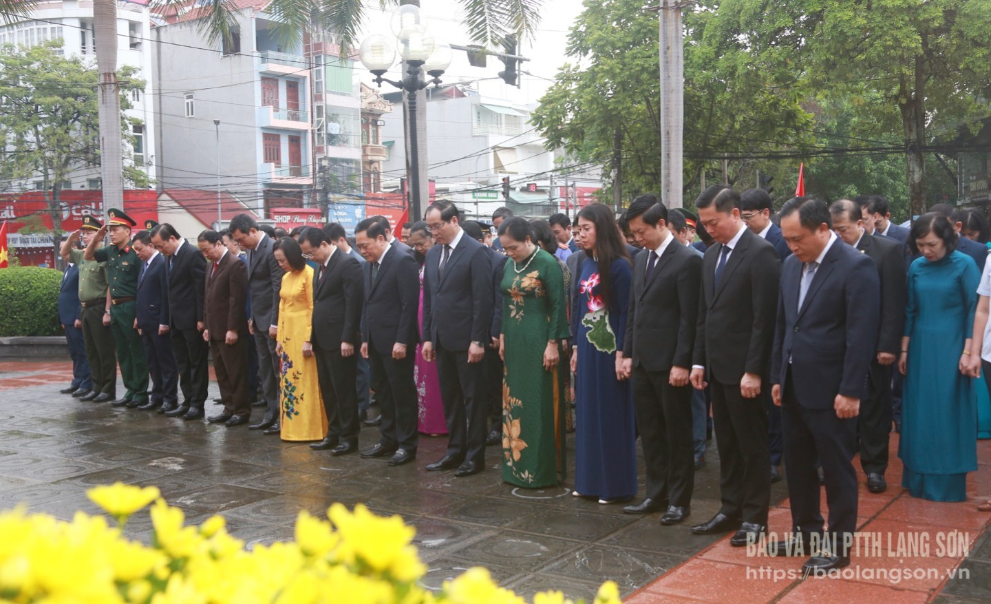 Đoàn đại biểu tỉnh Lạng Sơn làm lễ dâng hương tại Khuôn viên lưu niệm Chủ tịch Hồ Chí Minh
