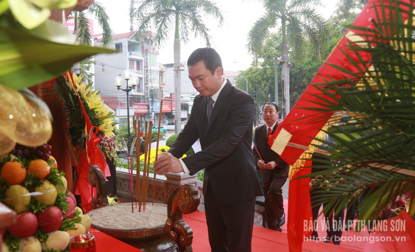 Đồng chí Nguyễn Cảnh Toàn, Phó Bí thư Tỉnh ủy dâng hương tại Khuôn viên lưu niệm Chủ tịch Hồ Chí Minh