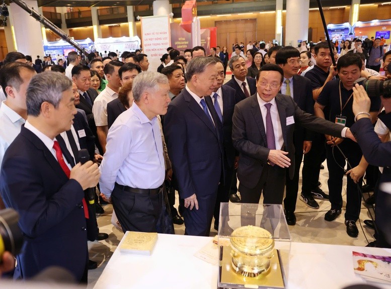 Các đại biểu thăm quan triển lãm trưng bày tại Nhà Quốc hội - Ảnh: VGP/Nhật Bắc