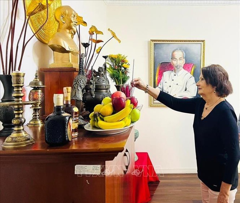 •Giáo sư - Tiến sỹ María Enriqueta Gallegos, con gái Ủy viên Bộ Chính trị Đảng Cộng sản Venezuela (PCV) Eduardo Gallegos thắp hương tưởng nhớ Chủ tịch Hồ Chí Minh tại Đại sứ quán Việt Nam ở Venezuela nhân kỷ niệm 135 năm Ngày sinh của Người. Ảnh: ĐSQ cung cấp/TTXVN phát