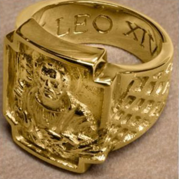 Chiếc nhẫn ngư phủ với dòng chữ “Leo XIV” được công bố. (Ảnh: Vatincan News)