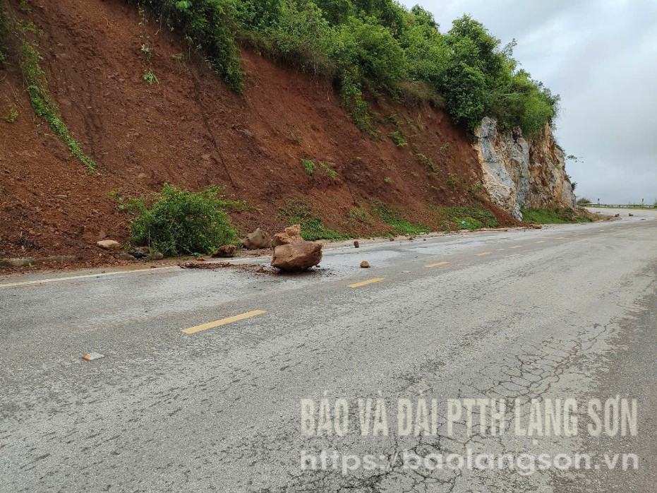 Mưa lớn rạng sáng ngày 19/5/2025 gây sạt lở đất tại khu vực đèo Bó Củng, xã Bắc Hùng, huyện Văn Lãng