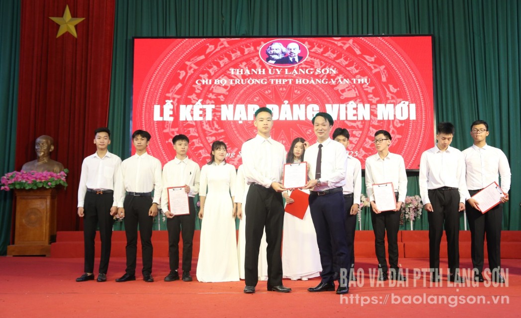 Bí thư Chi bộ nhà trường trao Quyết định kết nạp Đảng của Ban Thường vụ Thành ủy cho đảng viên mới