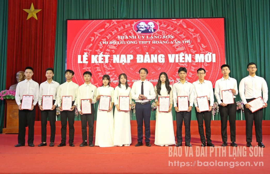 Các đảng viên mới sau khi nhận Quyết định kết nạp tại buổi lễ