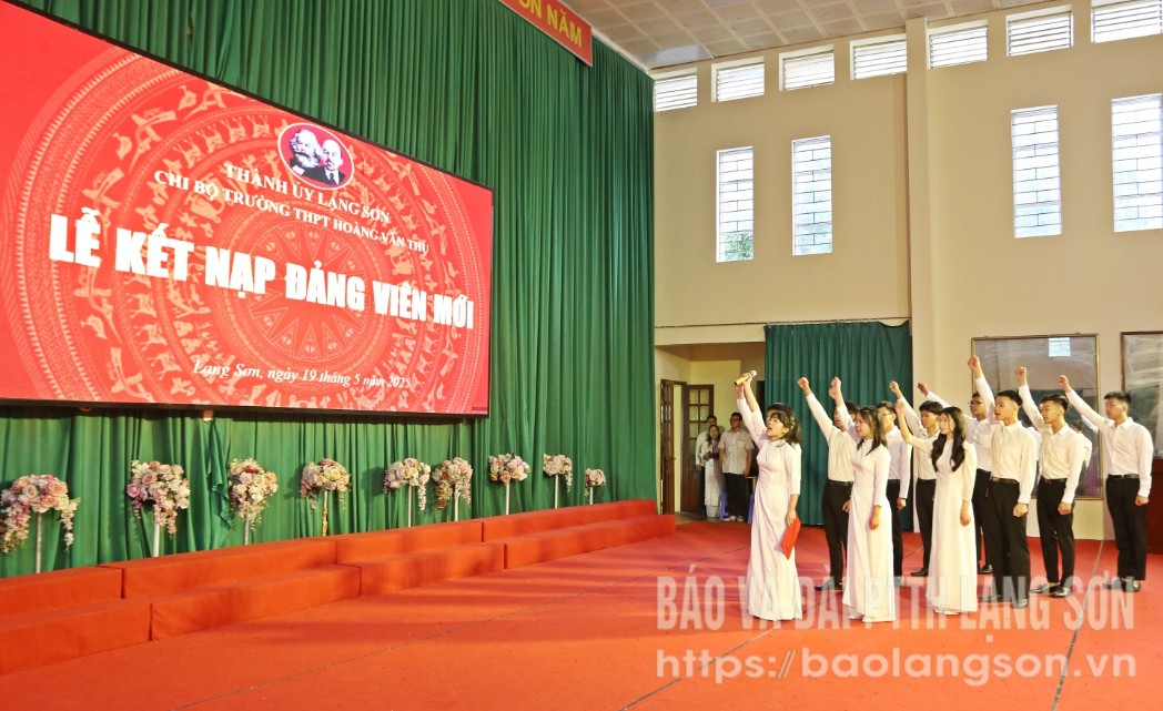 Đảng viên mới tuyên thệ tại buổi lễ kết nạp