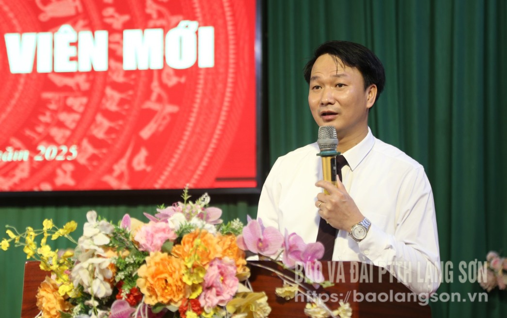 Bí thư Chi bộ nhà trường phát biểu tại buổi lễ