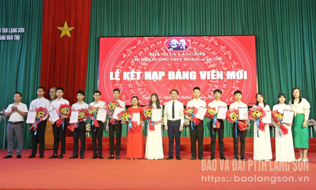 Các đồng chí đại diện Ban tổ chức, Ban Tuyên giáo Thành ủy và Chi bộ nhà trường tặng hoa chúc mừng đảng viên mới