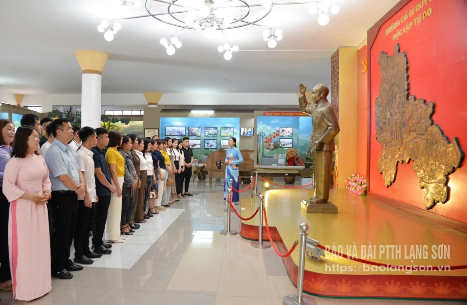 Cán bộ, công chức, viên chức trên địa bàn huyện Bình Gia tìm hiểu về cuộc đời, sự nghiệp cách mạng của Chủ tịch Hồ Chí Minh qua tư liệu tại Bảo tàng tỉnh (Ảnh: LA MAI)