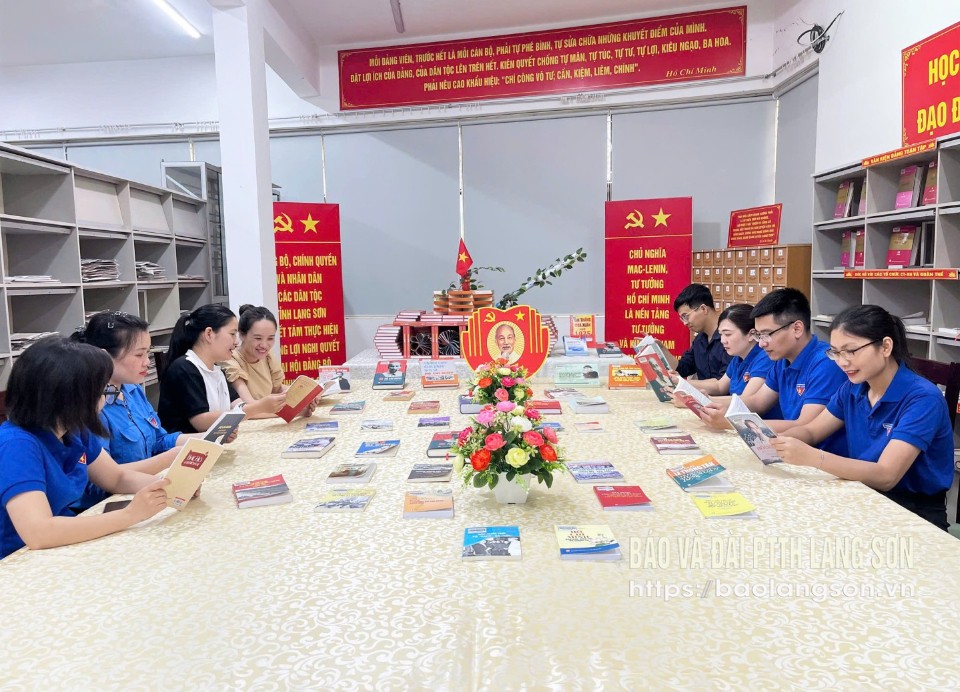 Đoàn viên thanh niên tìm hiểu các cuốn sách hay về Chủ tịch Hồ Chí Minh tại Thư viện tỉnh (Ảnh: LA MAI)