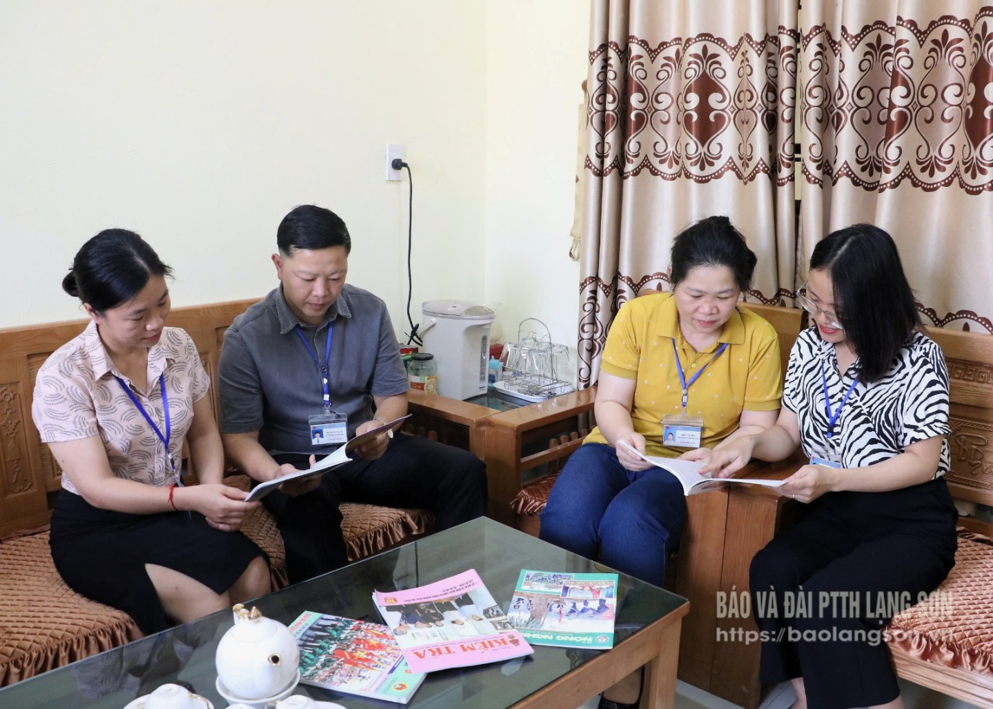 Công chức UBND xã Hợp Thành, huyện Cao Lộc nghiên cứu tài liệu về Chủ tịch Hồ Chí Minh