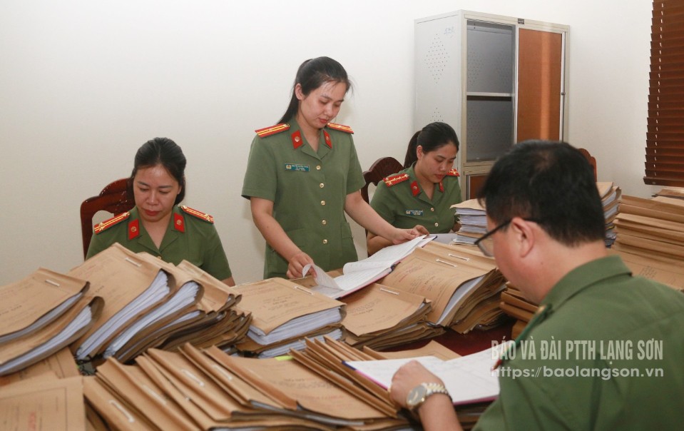 Cán bộ Phòng Hồ sơ nghiệp vụ, Công an tỉnh tra cứu hồ sơ lưu trữ tại đơn vị
