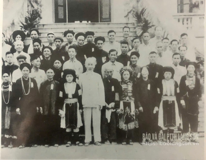 Bà Dương Thị Khách (hàng đầu, ngoài cùng bên phải) và các đại biểu miền núi chụp ảnh lưu niệm với Bác Hồ và đồng chí Lê Duẩn tại Phủ Chủ tịch ngày 15/10/1964 Ảnh tư liệu, tác giả bài viết chụp lại