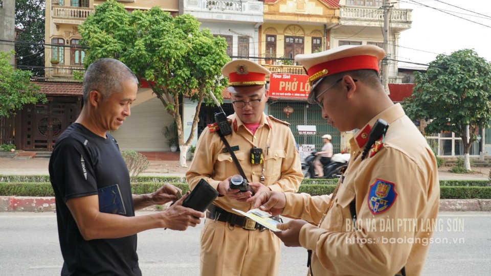 Đội Cảnh sát giao thông số 1, Phòng Cảnh sát giao thông Công an tỉnh thực hiện nhiệm vụ tại đường Ngô Quyền, thành phố Lạng Sơn
