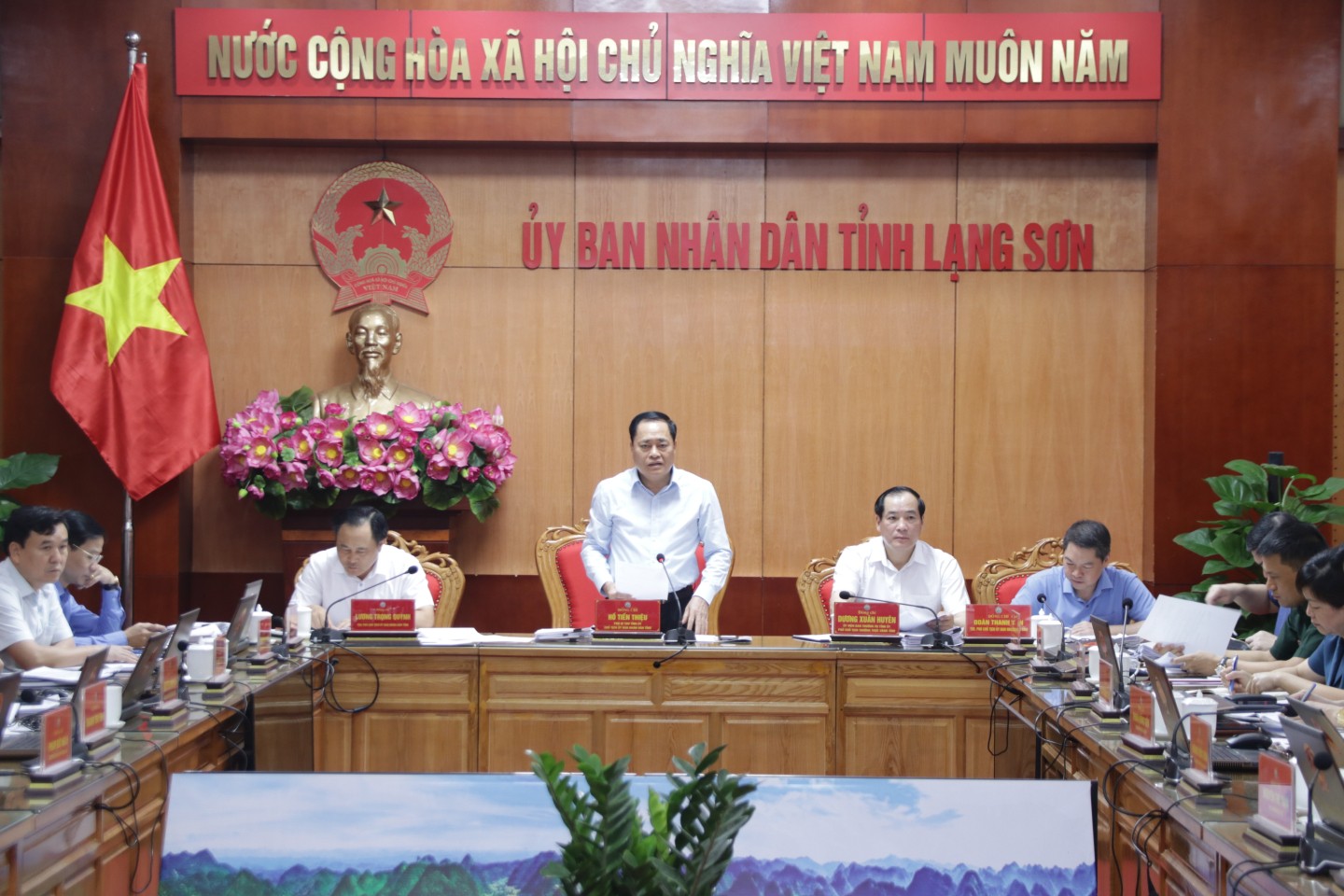 Đồng chí Hồ Tiến Thiệu, Phó Bí thư Tỉnh ủy, Chủ tịch UBND tỉnh phát biểu kết luận một số nội dung tại phiên họp