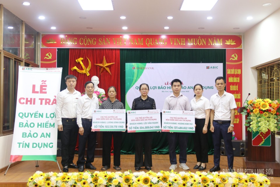 Đại diện ABIC chi nhánh Thăng Long và đại diện Agribank Bắc Sơn chi trả quyền lợi bảo hiểm cho thân nhân các khách hàng