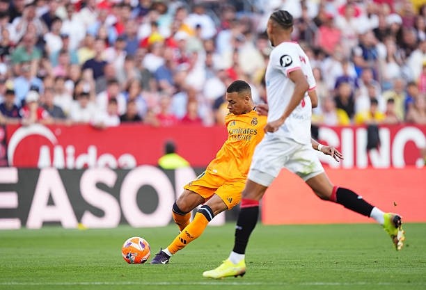Mbappe lập công vào lưới Sevilla, qua đó dẫn đầu ở cuộc đua giành danh hiệu Vua phá lưới La Liga mùa này, với 4 bàn nhiều hơn Lewandowski (Barcelona). Ảnh: realmadrid.com