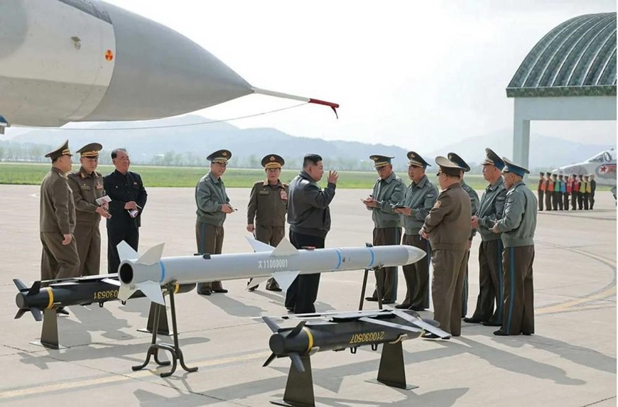 Nhà lãnh đạo Triều Tiên Kim Jong Un kiểm tra tên lửa không đối không mới phát triển và bom dẫn đường chính xác trong cuộc tập trận hiện đại hóa không quân. Ảnh: Hãng thông tấn Triều Tiên
