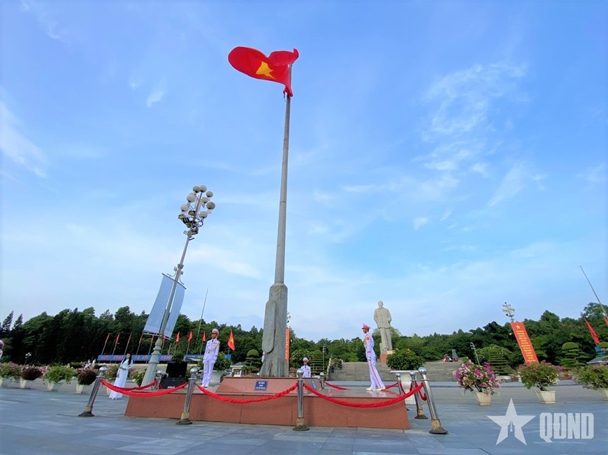 Lễ chào cờ trang nghiêm tại Quảng trường Hồ Chí Minh (thành phố Vinh, Nghệ An).