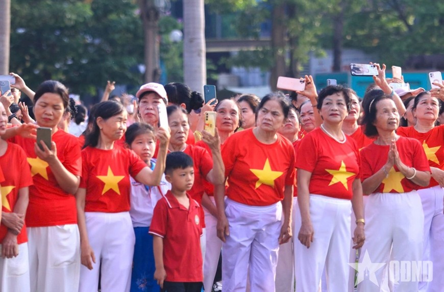 Đông đảo người dân có mặt tại Quảng trường Hồ Chí Minh để tưởng nhớ Bác và chứng kiến cờ Tổ quốc bay lên.