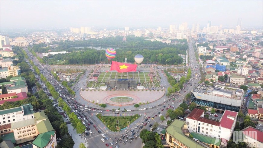 Cờ Tổ quốc bay lên giữa Quảng trường Hồ Chí Minh.