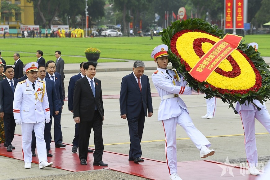 Tổng Bí thư Tô Lâm dẫn đầu đoàn đại biểu lãnh đạo Đảng, Nhà nước vào Lăng viếng Chủ tịch Hồ Chí Minh.