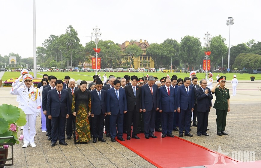 Các đồng chí lãnh đạo, nguyên lãnh đạo Đảng, Nhà nước bày tỏ lòng biết ơn sâu sắc tới Chủ tịch Hồ Chí Minh.