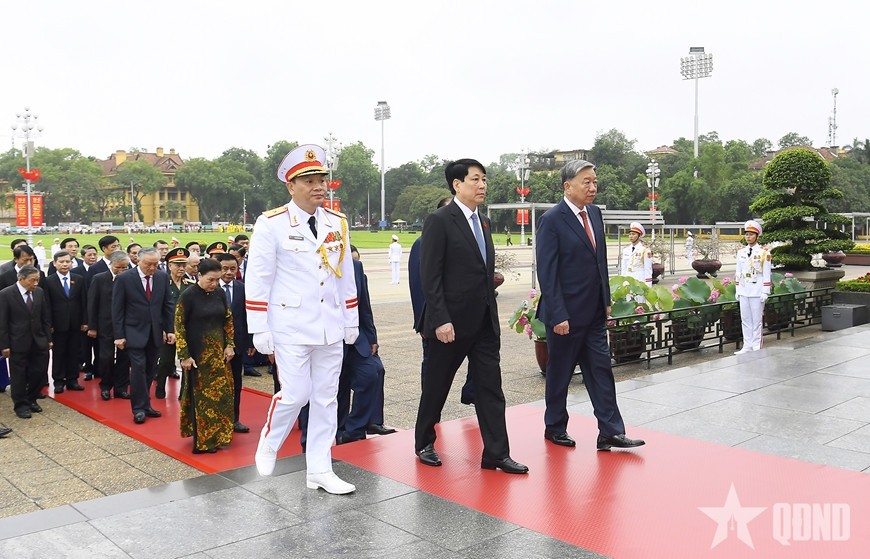 Các đồng chí lãnh đạo, nguyên lãnh đạo Đảng, Nhà nước vào Lăng viếng Chủ tịch Hồ Chí Minh.