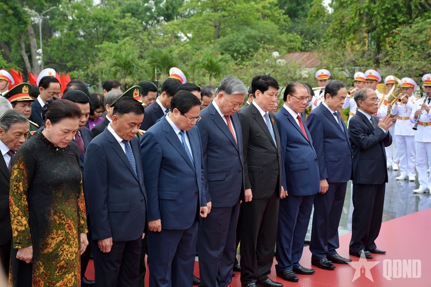 Tổng Bí thư Tô Lâm và các đồng chí lãnh đạo, nguyên lãnh đạo Đảng, Nhà nước tưởng niệm các anh hùng liệt sĩ tại Đài tưởng niệm các Anh hùng liệt sĩ.