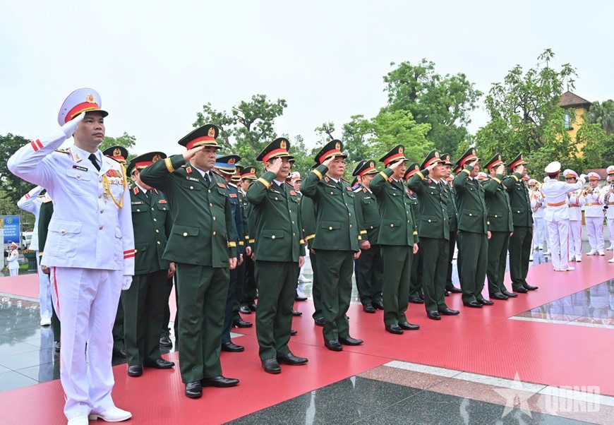 Đoàn đại biểu Quân ủy Trung ương, Bộ Quốc phòng đặt vòng hoa tưởng niệm các anh hùng liệt sĩ tại Đài tưởng niệm các Anh hùng liệt sĩ.
