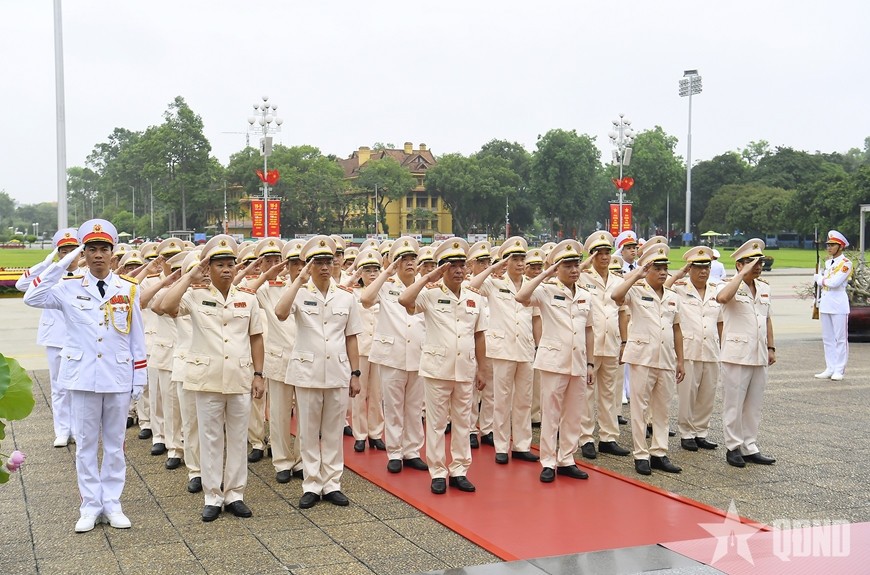 Đoàn đại biểu Đảng ủy Công an Trung ương, Bộ Công an vào Lăng viếng Chủ tịch Hồ Chí Minh.