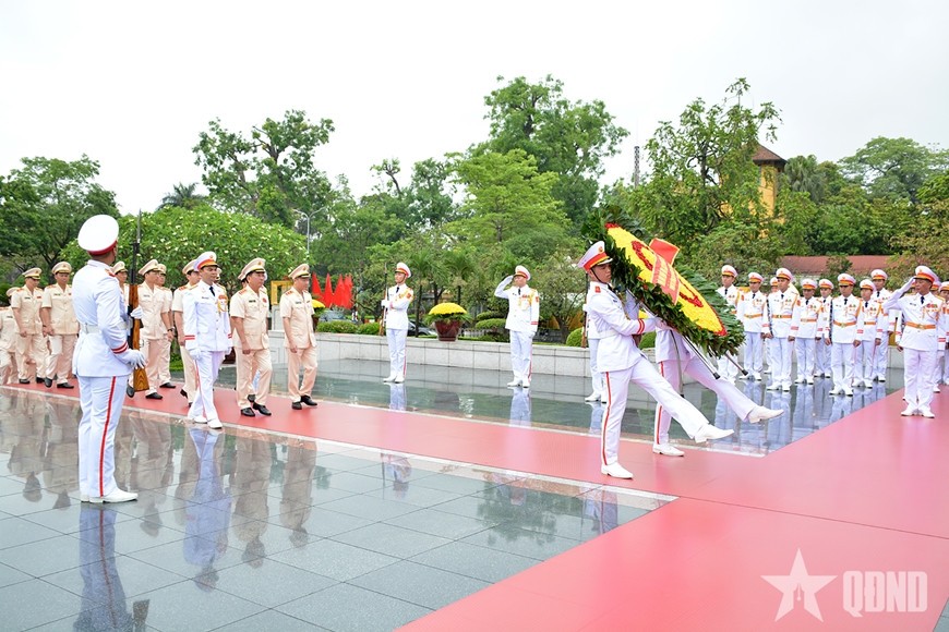 Đoàn đại biểu Đảng ủy Công an Trung ương, Bộ Công an tưởng niệm các anh hùng liệt sĩ tại Đài tưởng niệm các Anh hùng liệt sĩ.