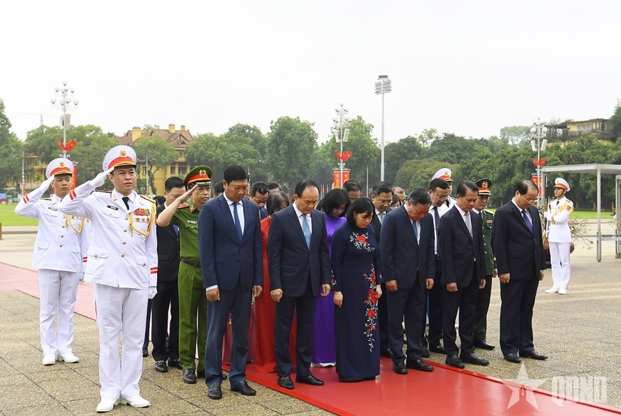 Đoàn đại biểu Thành ủy, UBND TP Hà Nội tưởng nhớ Chủ tịch Hồ Chí Minh.