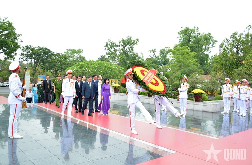 Đoàn đại biểu Thành ủy, UBND TP Hà Nội dâng hoa tưởng niệm các anh hùng liệt sĩ tại Đài tưởng niệm các Anh hùng liệt sĩ.