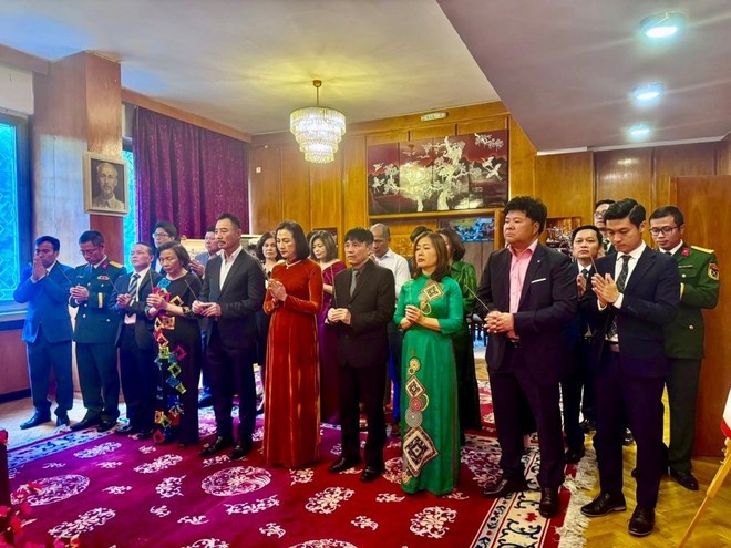 Tham dự hoạt động có Đại sứ Nguyễn Thị Minh Nguyệt, cùng toàn thể cán bộ, nhân viên Đại sứ quán, đại diện lãnh đạo các hội đoàn người Việt Nam tại Bulgaria và một số bạn bè Bulgaria yêu quý Chủ tịch Hồ Chí Minh.