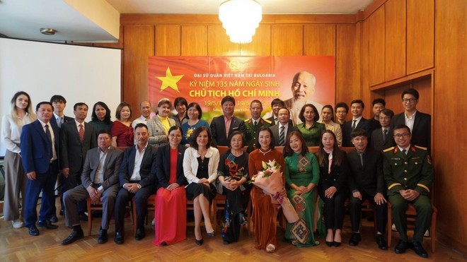 Đại sứ Nguyễn Minh Nguyệt và toàn thể cán bộ sứ quán và bà con việt kiều tại Bulgaria chụp ảnh lưu niệm tại buổi lễ dâng hương kỷ niệm 135 năm ngày sinh Chủ tịch Hồ Chí Minh được tổ chức tại trụ sở Đại sứ quán Việt Nam tại Sofia, Bulgaria ngày 18/5.