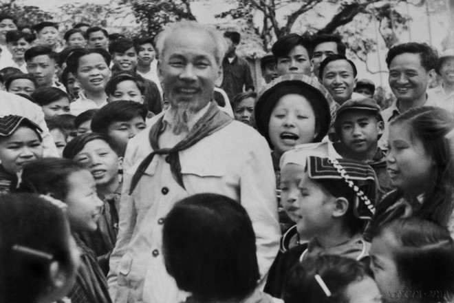 Chủ tịch Hồ Chí Minh đến thăm Trường thiếu nhi các dân tộc vùng cao Việt Bắc ở Thái Nguyên (13/3/1960). (Ảnh: TTXVN)