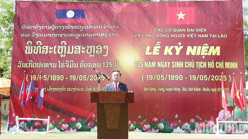 Đại sứ Nguyễn Minh Tâm đọc diễn văn tại buổi lễ. (Ảnh: HẢI TIẾN)