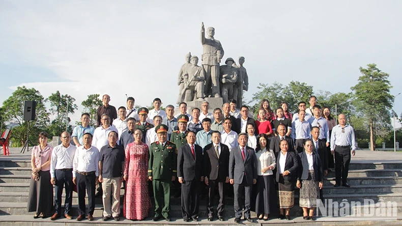 Các đại biểu dâng hương tại Tượng đài Liên minh chiến đấu Lào-Việt Nam ở tỉnh Khammouane, Lào. (Ảnh: HẢI TIẾN)