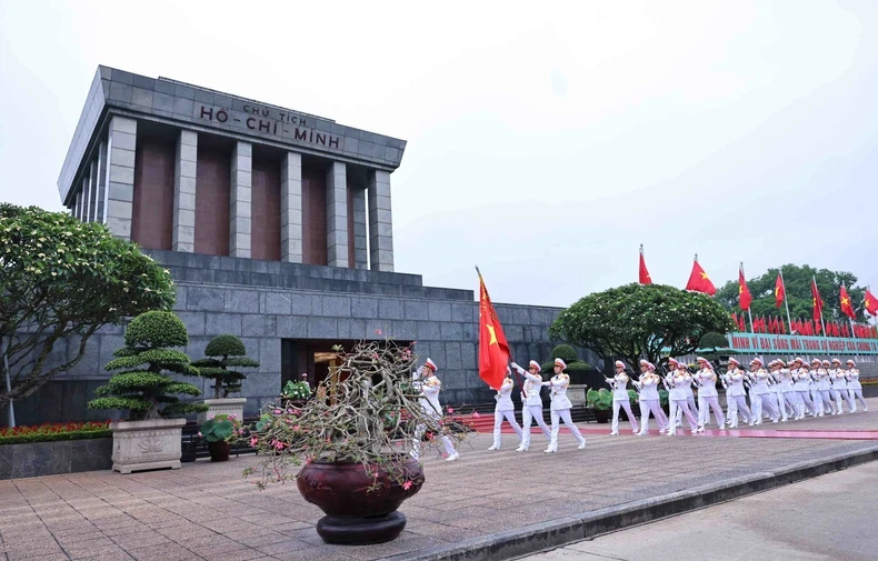 34 cán bộ, chiến sĩ Bộ Tư lệnh Lăng Chủ tịch Hồ Chí Minh thực hiện các nghi thức buổi lễ chào cờ thiêng liêng trước Lăng Chủ tịch Hồ Chí Minh. (Ảnh: MINH ĐỨC/TTXVN)